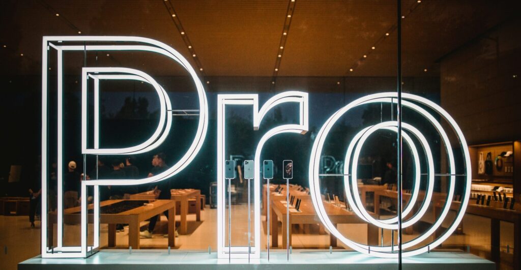 意外な発見！ iPhone Proユーザーの方が、ベース機種ユーザーよりも早く買い替えをする傾向に！